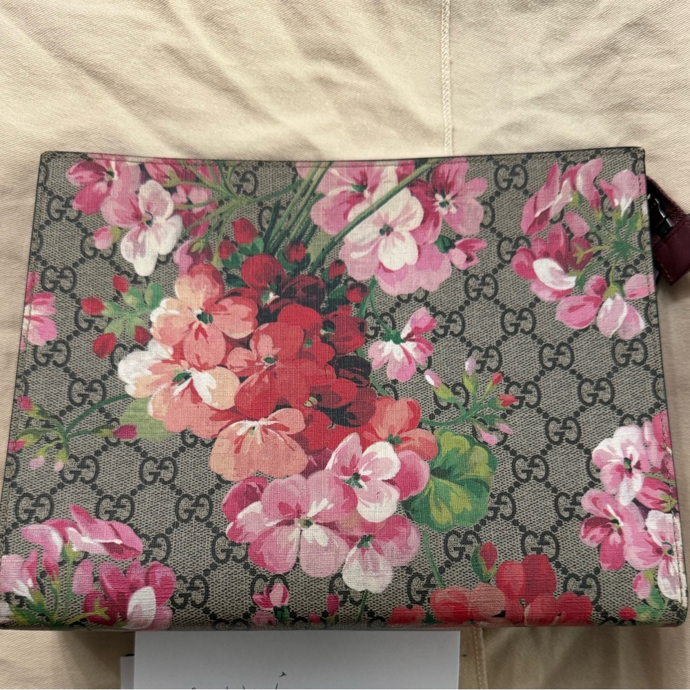 GUCCI GG Supreme Monogram Blooms Print Large Cosmetic Case in Antique Rose.